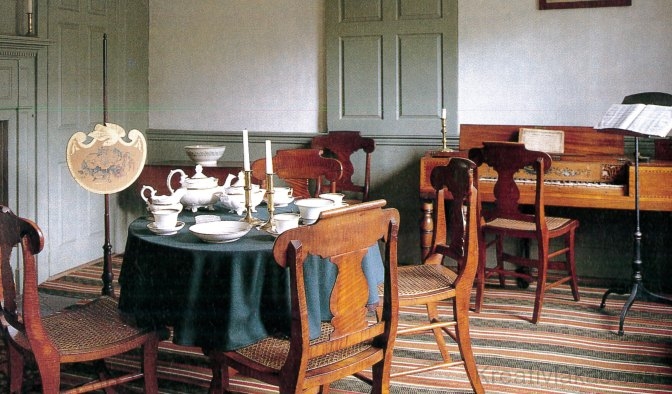 Az Isaac Stevens-ház fogadószobájának berendezése, dekorációja 19. század elejinek tűnik