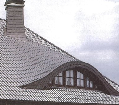 Ívelt záradékú tető feletti ablakozás
