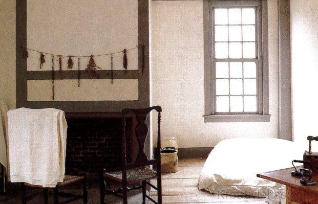 A Silas Deane-ház mosókonyhája törtfehér falú, a kontrasztos asztalosmunkák tónusa