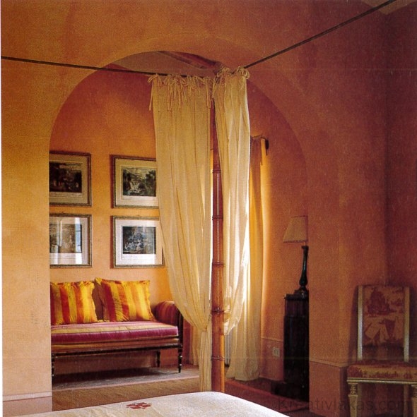 A toszkán díszítőpaletta egységét a falak és a bútorok színeinek harmóniája biztosítja