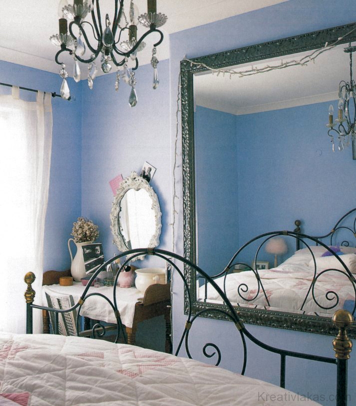 Karakteres bútorok, tükrök, világítótestek és színek keveréke adja e hálószoba rend­kívül nőies jellegét. 