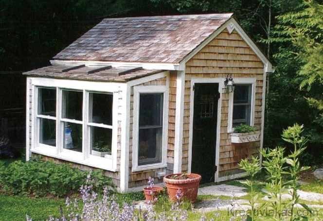 Az üvegházzal kiegészített kis kerti házban fűtés és víz is van