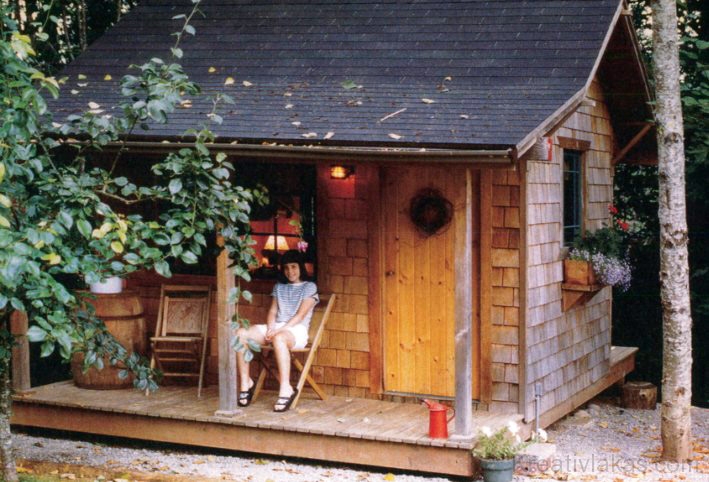 Játszóház verandával és villannyal; egy nagypapa építette az unokájának