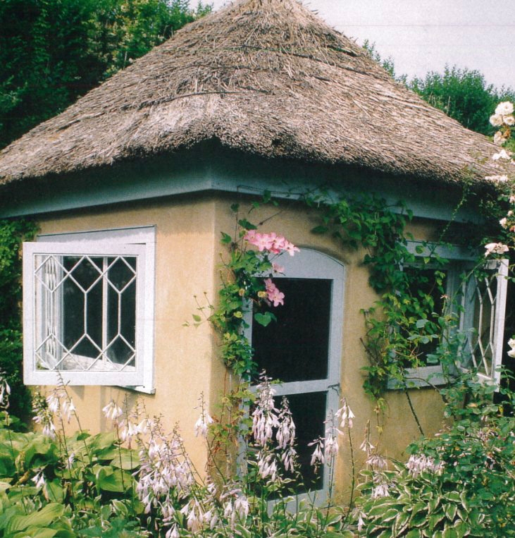 Egy ír zsúpfedeles kerti dolgozószobája