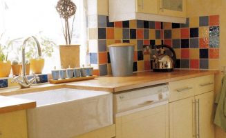 Modern formák és üde színek a konyhában