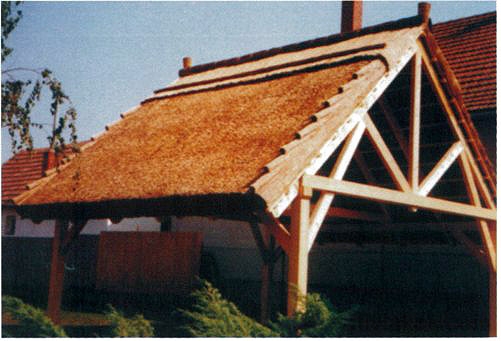 58. kép. Toromba és gerinctaréj csatlakozása egy kisebb méretű tetőn.