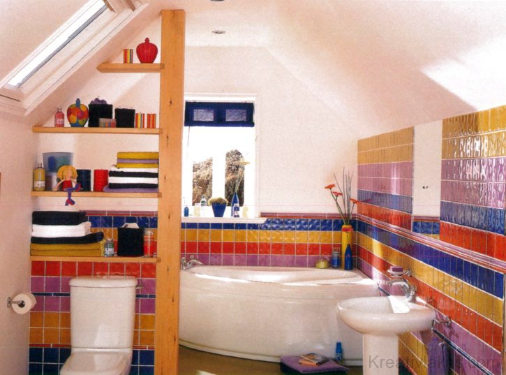 A színes csempék életre keltik a fürdőszobát.