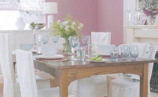 Fehér és rózsaszín az étkezőben. Nyugodt és elegáns.