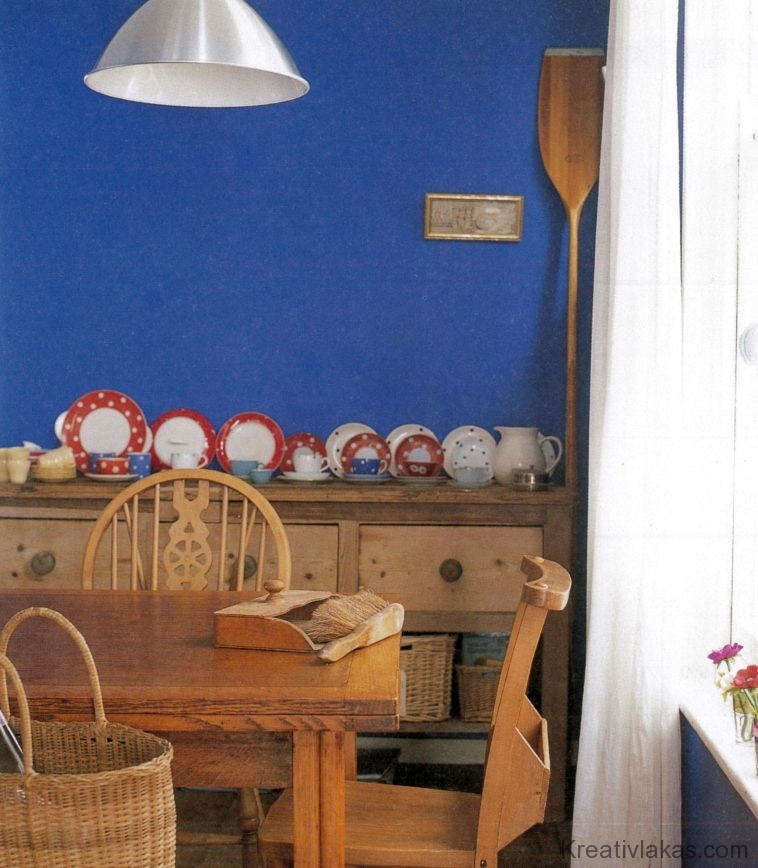 Étkező kék fallal és fenyőfa bútorokkal