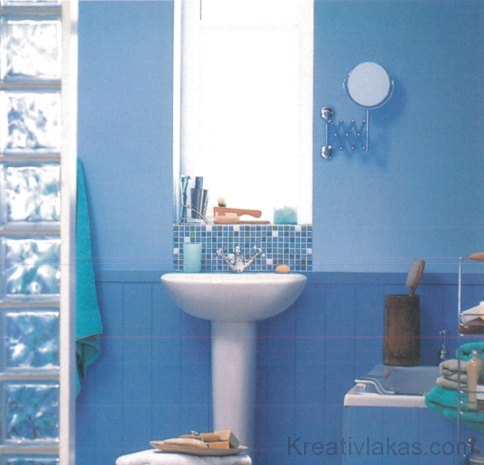 Merész és modern választás a fürdő falát üde kékre festeni.