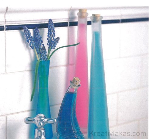 Töltsünk meg egyszerű üvegeket a fürdőszobába illő színű habfürdőkkel.