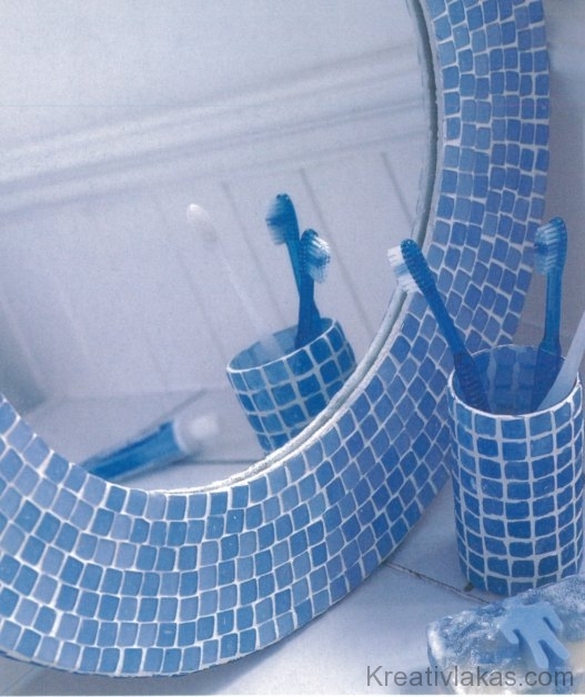Öltöztessük a tükörkeretet és a fogkefetartó pohara­kat a kék árnyalataiban pompázó mozaikba!