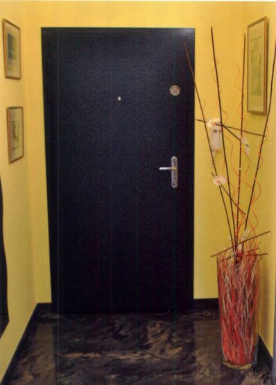 A biztonsági ajtók felületképzését a lakásbelsőhöz illő stílusban választhatjuk ki
