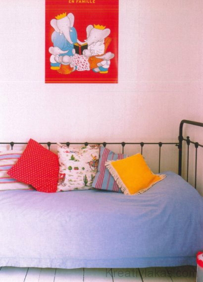Keskeny szobákban jó megoldás a kanapéként is használható ágy.
