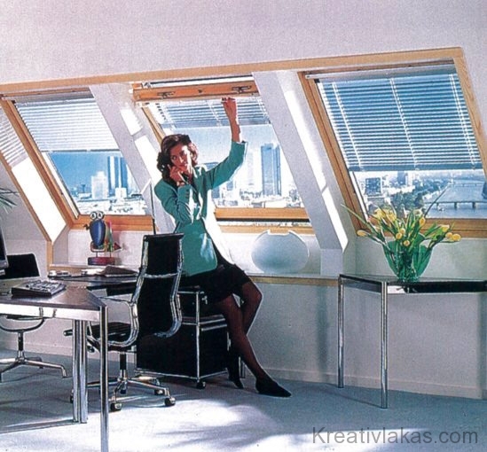 A nagy tetősíkablakokkal világos irodát varázsolhatunk a tető alá