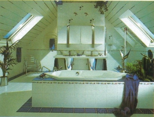 Extrém ötlet a tetőtérben elhelyezett szimmetrikusan berendezett fürdőszoba