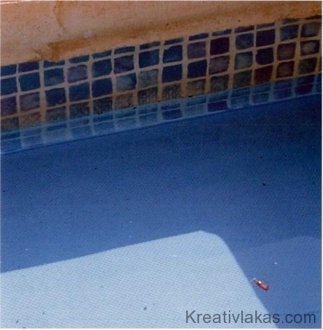 76. kép. A medence belső falára rögzített műanyag fólia elcsúszott.