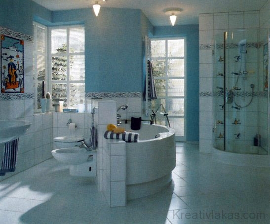 Klasszikus fürdőszoba modern térfelosztással