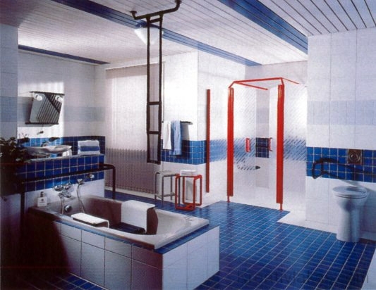 Idősek számára esztétikusan átalakított fürdőszoba.