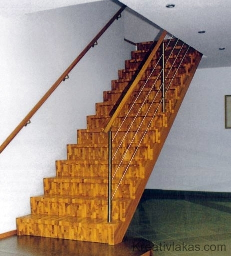 Egyenes egykarú lépcső