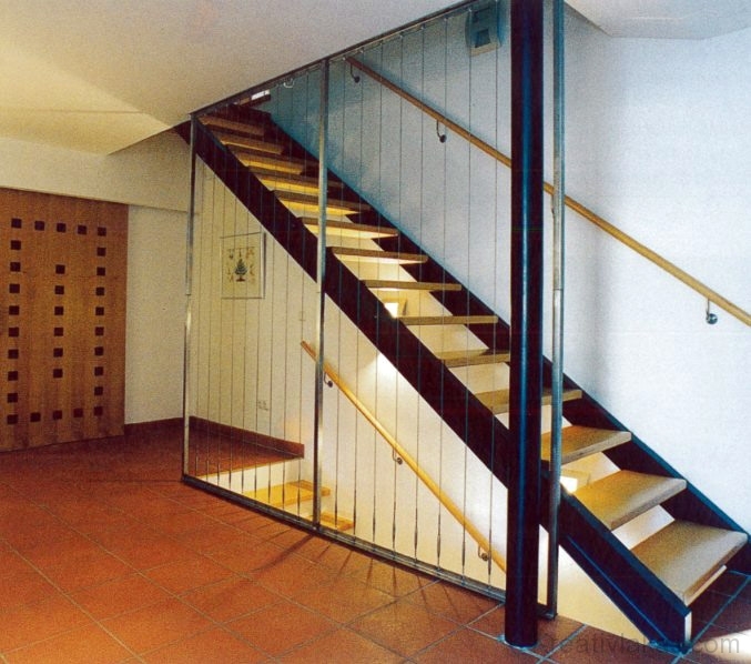 Egyenes egykarú lépcső 11.