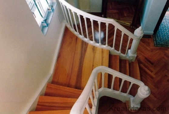 Húzott fokú kétkarú lépcső pihenővel
