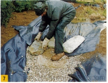 A fólia letakarására kisebb-nagyobb köveket alkalmazunk